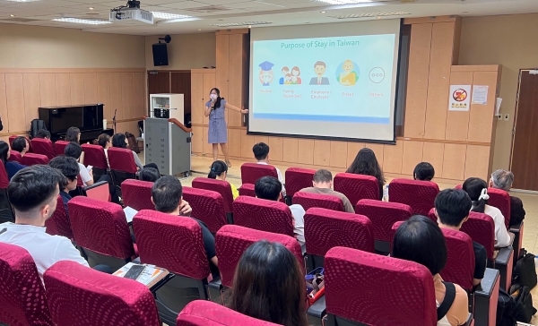 Gao Linqiao, an immigration officer from the Taipei Service Station, shares important information and regulations regarding the residency rights of foreign students in Taiwan. (Photo source: National Immigration Agency website)